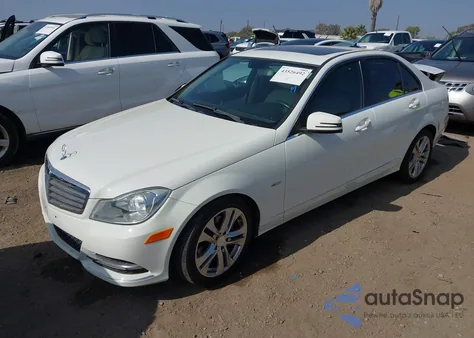 2012 Mercedes-Benz C 250 Luxury z USA, uszkodzony, nr VIN WDDGF4HB9CR222469